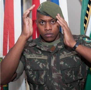 Instrutor prestando continência